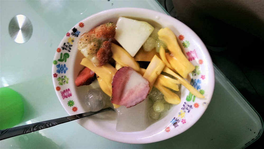 Fruit dessert with ice and condensed milk at Hoa Beo in Hanoi