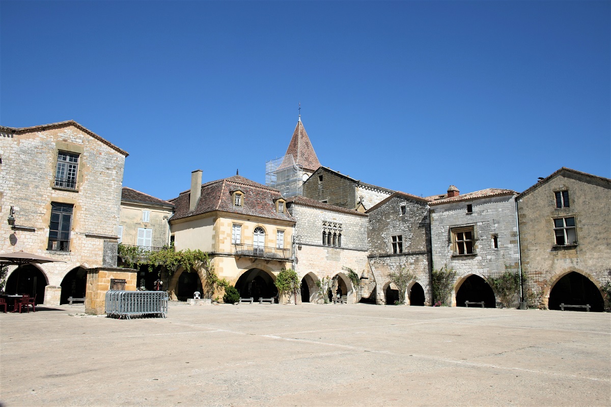 Monpazier town square