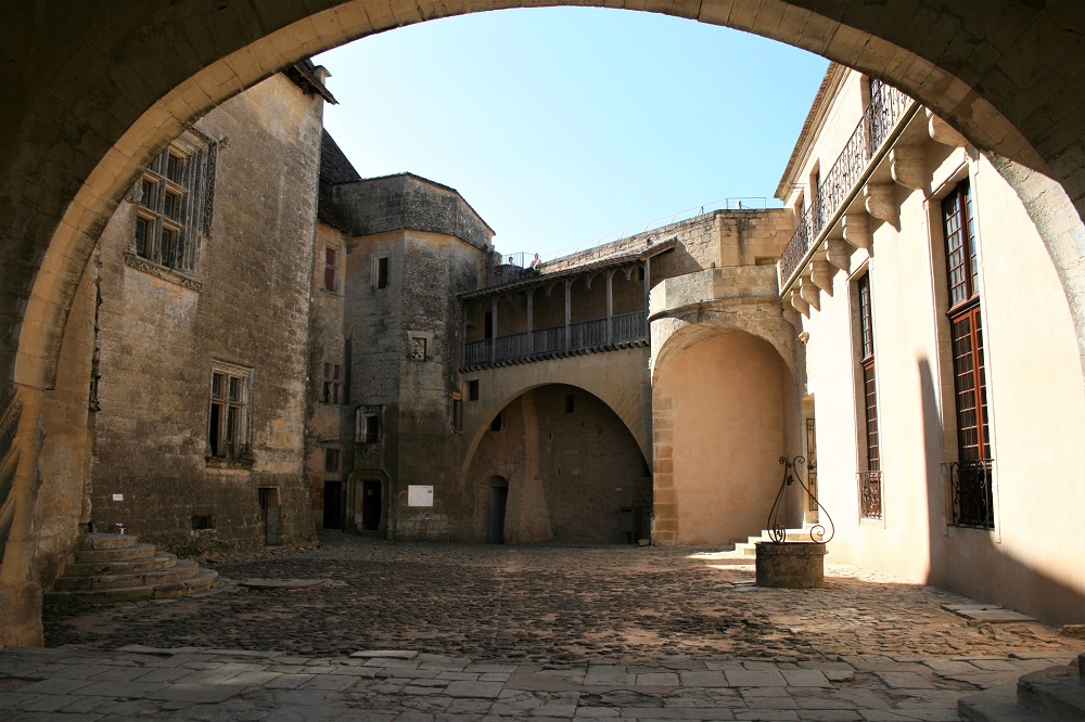 Cobbled courtyard inside Château de Biron