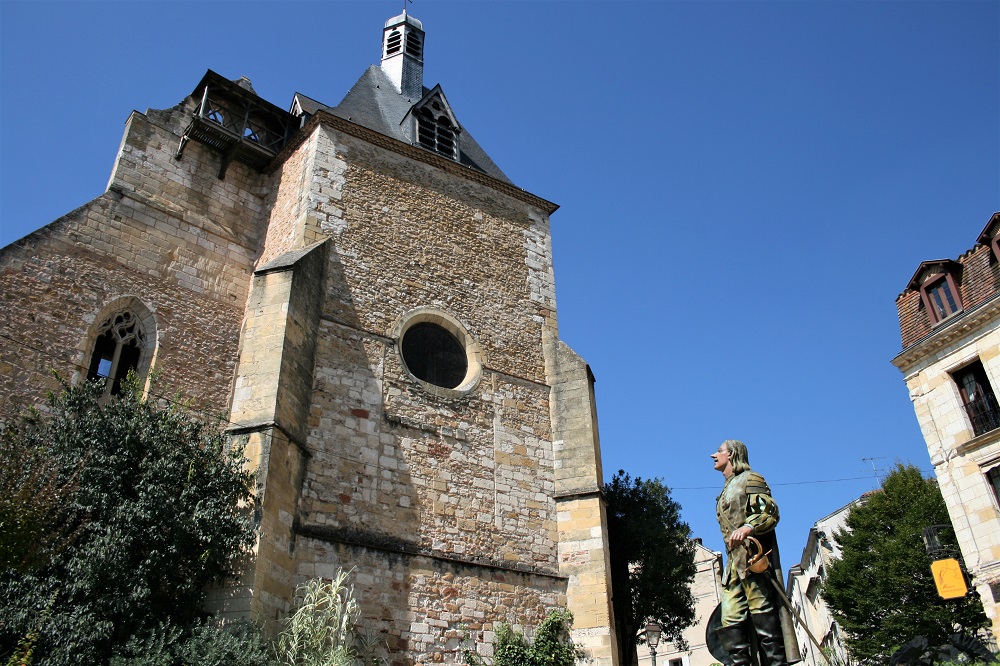 Statue of Cyrano de Bergerac in front of the Eglise Saint-Jacques in Bergerac