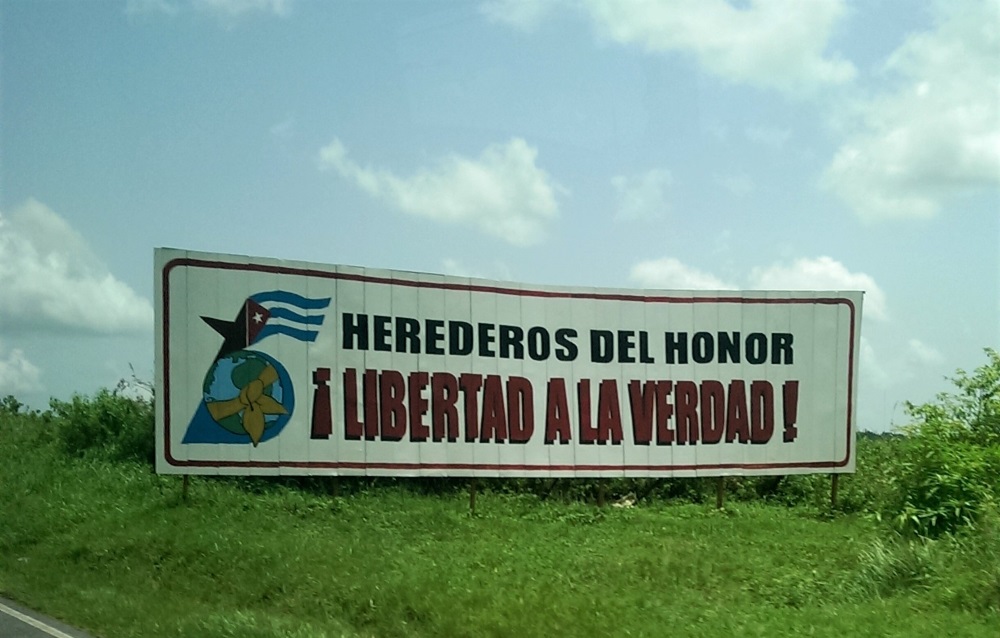 A sign on the roadside in Cuba
