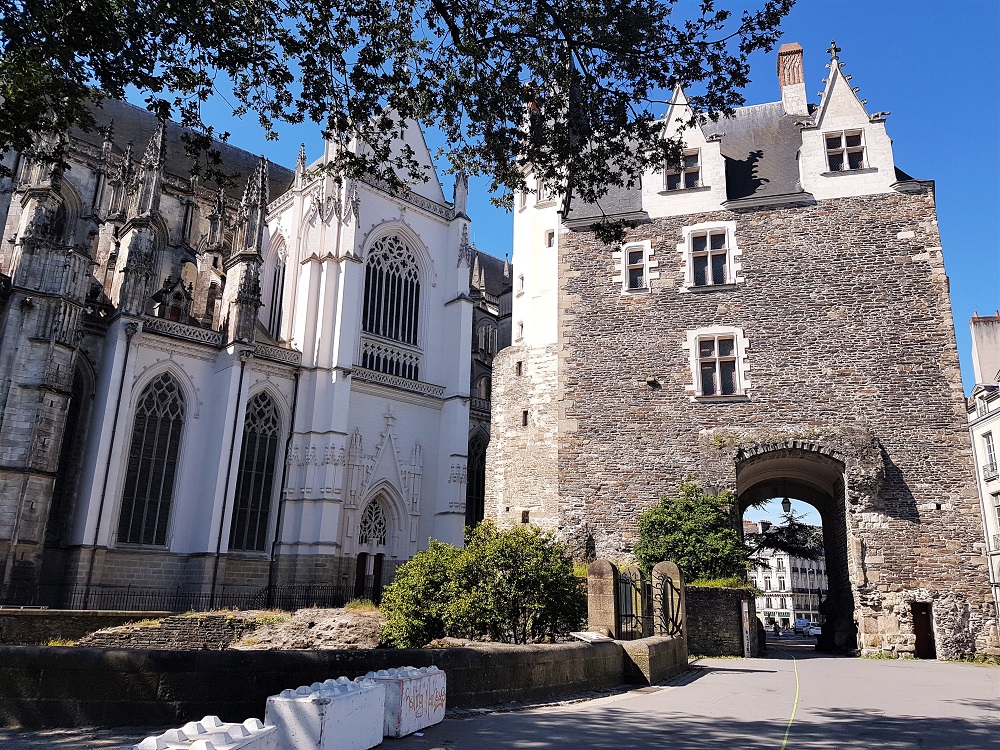 The Porte Saint-Pierre and the Cathédrale Saint-Pierre-et-Saint-Paul in Nantes