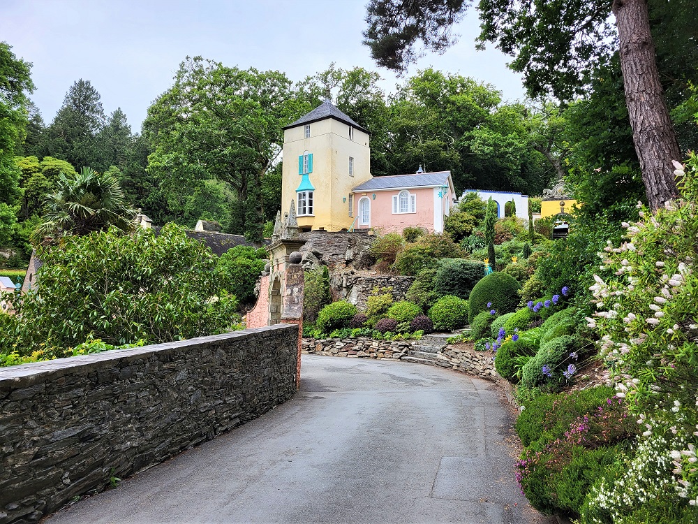 Salutation in Portmeirion