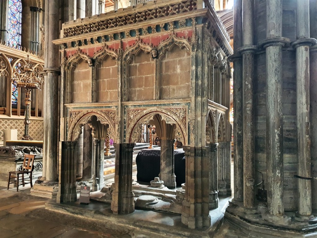 The stone tomb canopy