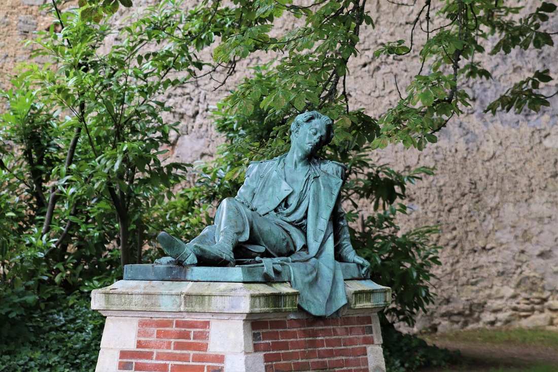 Statue in the grounds of Château de Montrésor
