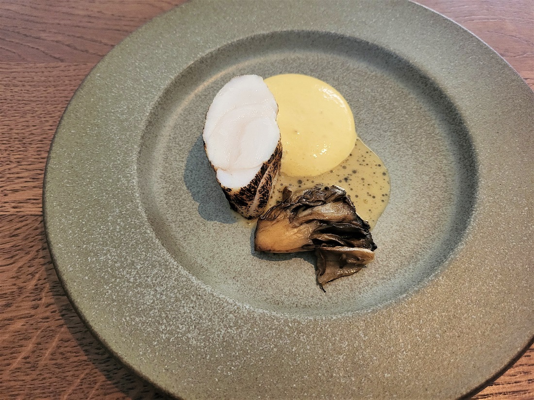 Monkfish, roast chicken sauce and hay béarnaise